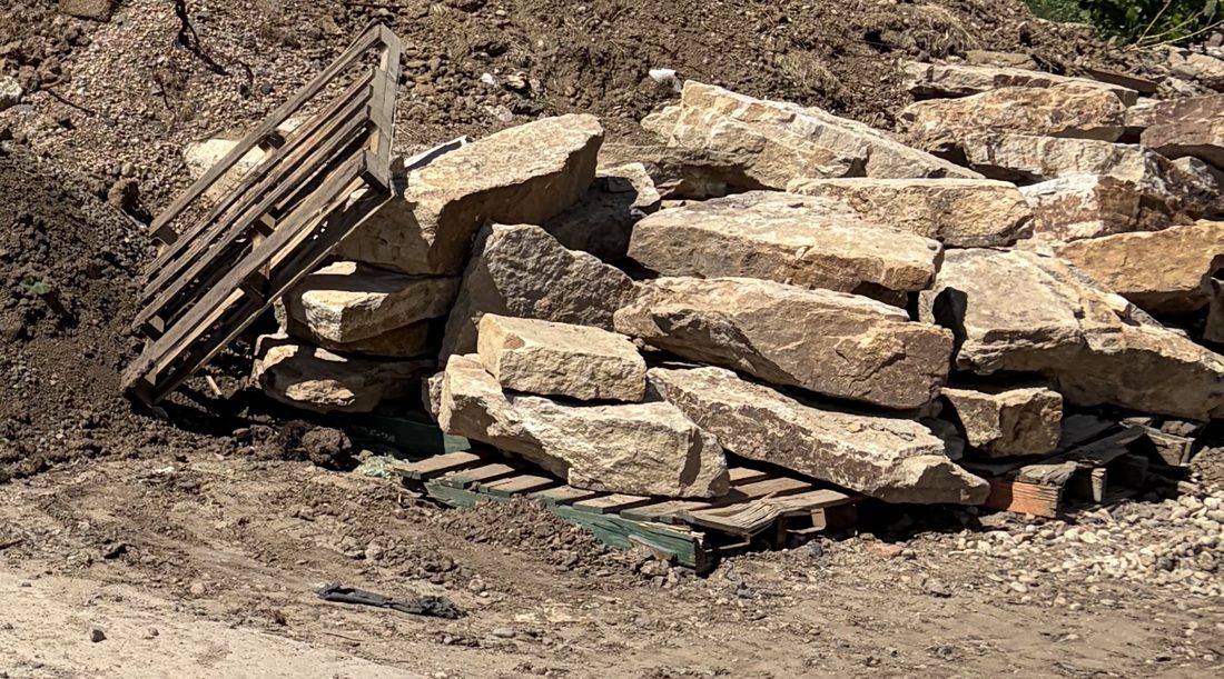 Colorado buff flagstone — natural cleft sandstone pieces in warm tan and gold tones